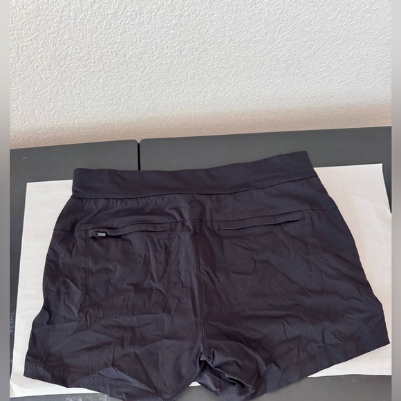 Athleta Trekkie North Women’s Short Black Athleisure Utility Hiking Size 10 - Picture 3 of 10